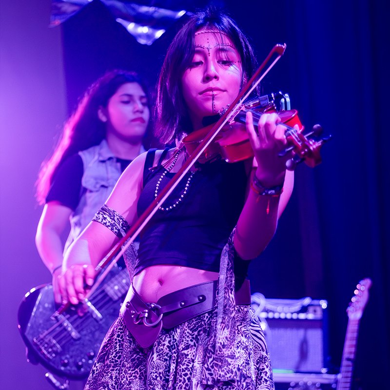 Alumno de BeMusic en concierto