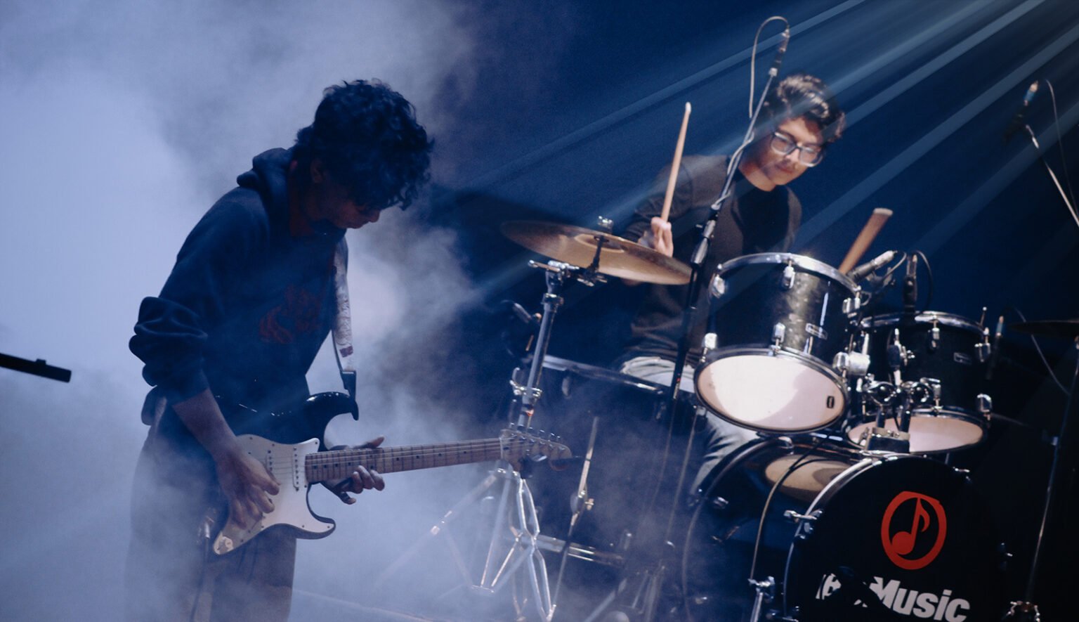 Alumnos de BeMusic tocando en concierto